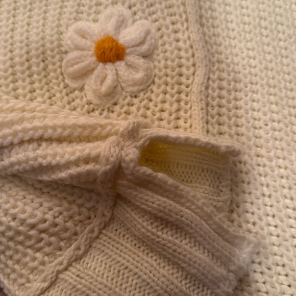 POL oversized chunky knit cream floral V-neck sweater colorful 3D crochet flower - Picture 10 of 13